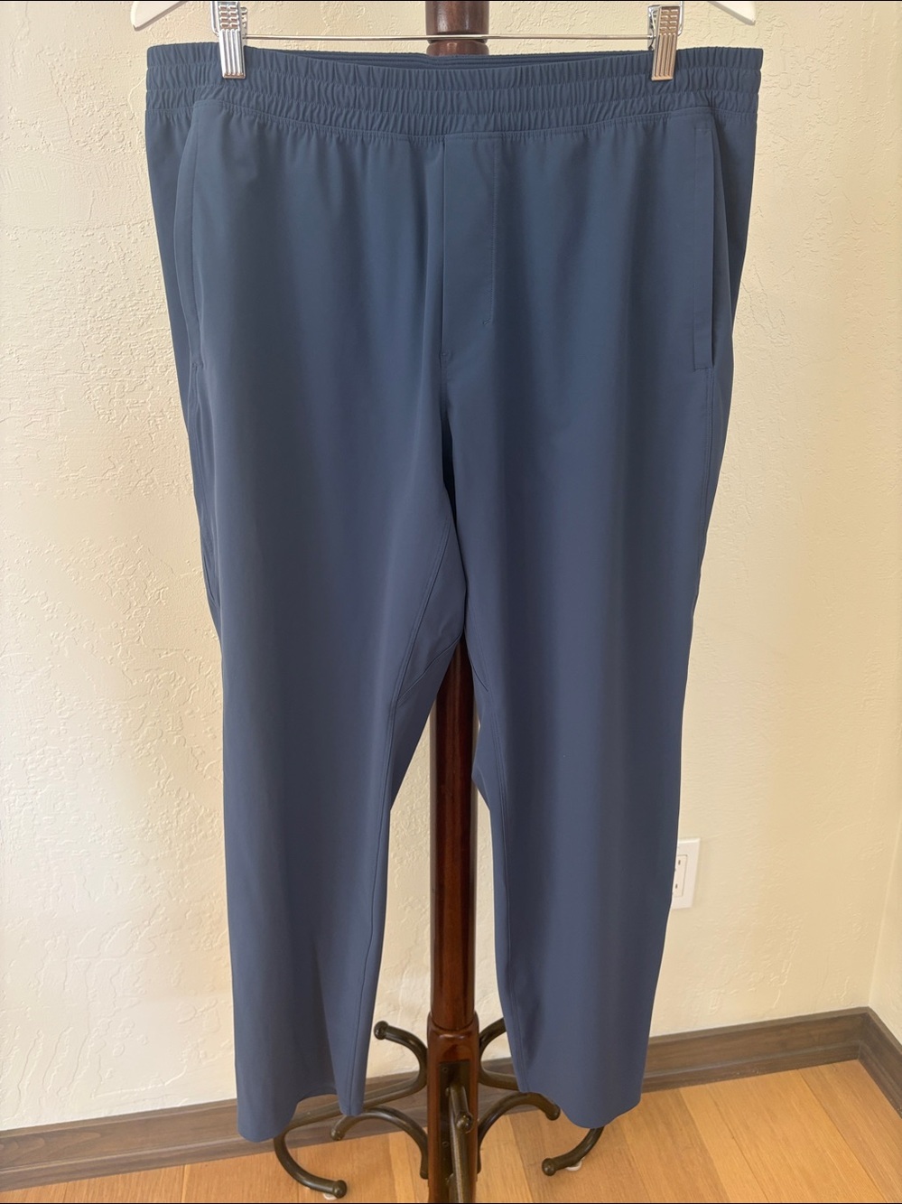 Men’s Lululemon performance pant.